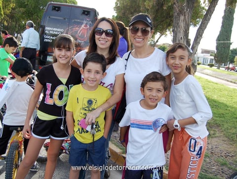 16112012 Mario, JosÃ©, Fernando y Diego.  Paseo en bicicleta Participan maestros,  padres de familia y  alumnos del InglÃ©s Rodrigo, Abelardo y Daniel.  Silvia, Acela, Pedro, Julio CÃ©sar y Julio.  Jimena, Diego, Lily, MÃ³nica, CÃ©sar y Pau.