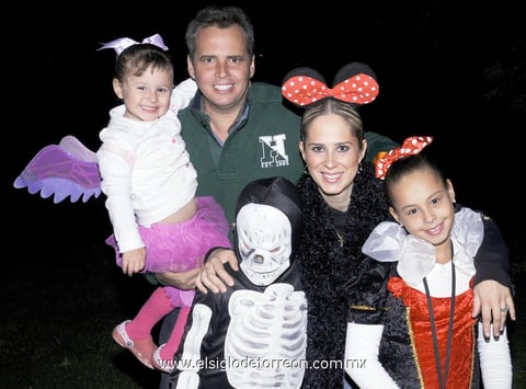 16112012 Vecinos de conocida zona residencial de la ciudad disfrutaron de agradable festejo por la Noche de Brujas. Noche de disfraces Vecinos festejan 'Halloween' LulÃº, Manuel, Alex, Lucy y Pao. Amelie, Ana Paulina, Glenda y Rodrigo. AndrÃ©s, JÃ©ssica y Roger.