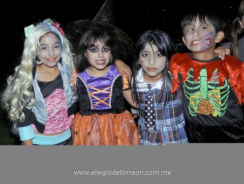 16112012 Vecinos de conocida zona residencial de la ciudad disfrutaron de agradable festejo por la Noche de Brujas. Noche de disfraces Vecinos festejan 'Halloween' LulÃº, Manuel, Alex, Lucy y Pao. Amelie, Ana Paulina, Glenda y Rodrigo. AndrÃ©s, JÃ©ssica y Roger.