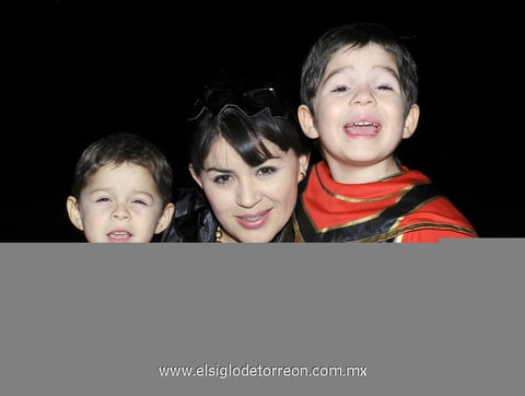 16112012 Vecinos de conocida zona residencial de la ciudad disfrutaron de agradable festejo por la Noche de Brujas. Noche de disfraces Vecinos festejan 'Halloween' LulÃº, Manuel, Alex, Lucy y Pao. Amelie, Ana Paulina, Glenda y Rodrigo. AndrÃ©s, JÃ©ssica y Roger.