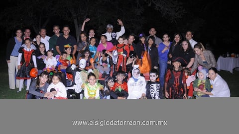 16112012 Vecinos de conocida zona residencial de la ciudad disfrutaron de agradable festejo por la Noche de Brujas. Noche de disfraces Vecinos festejan 'Halloween' LulÃº, Manuel, Alex, Lucy y Pao. Amelie, Ana Paulina, Glenda y Rodrigo. AndrÃ©s, JÃ©ssica y Roger.