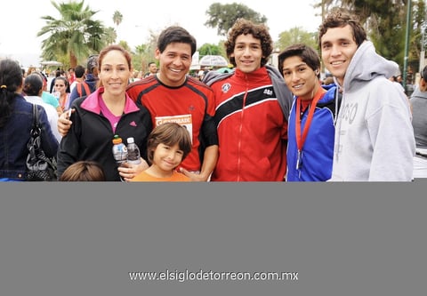 16112012 Arturo y Lorena.  Caminan, trotan y corren  En la Carrera 10 K Victoria  Alicia, Ã“scar, Rodrigo, Ã“scar, Pala, Javier y Valente.  Cristina, Pilar, Andrea, Ricardo y Fernando.  IvÃ¡n, Regina, Lily, Chicho y Miguel.