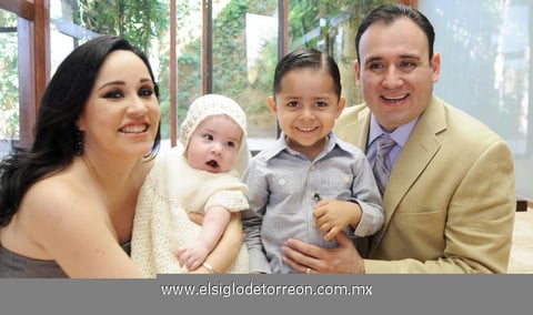 16112012 Fue bautizado el pequeÃ±o Luis Fernando Sotomayor Quintero, quien luce junto a sus papÃ¡s Gloria AngÃ©lica y Fernando Sotomayor, y su hermanito.  Recibe el Sacramento  del Bautismo Luis Fernando Sotomayor Gabriela, AngÃ©lica y Laura Quintero.  JesÃºs, Gaby y Paulina.
