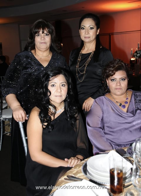 22112012 ANA MARíA  Reynoso, Rocío García, Mayela Espinoza y Rosy Hernández.