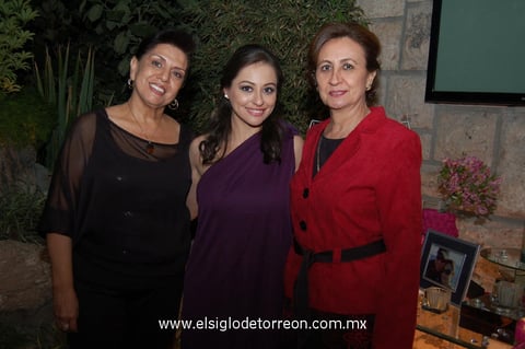 25112012 LILIANA  Miranda Mitre acompañada de las organizadoras de su bonita despedida de soltera, su futura suegra, señora Marcela Reyes de López; y su mamá, señora Rosario Mitre de Miranda.