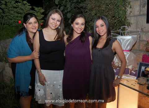 25112012 MARY TERE  Jardín, Daniela del Palacio, Liliana Miranda Mitre y Adriana Martínez.