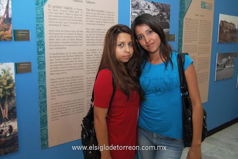 28112012 EN EXPOSICIÓN FOTOGRÁFICA.  Sheila y Erika.