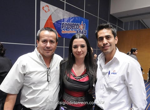 25112012 EN UNA PRESENTACIÓN.   Marcos Fuentes, Laura de la Torre y Alejandro Dimas.