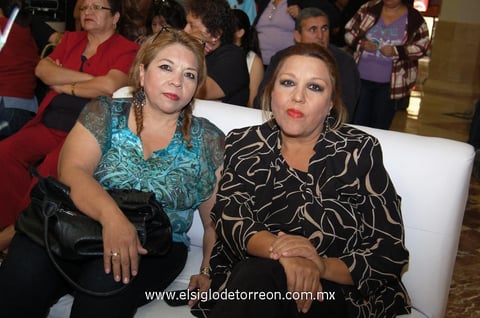 27112012 ACUDEN A PASARELA.  Diana y Yolanda.