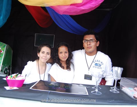 28112012 FERIA UNIVERSITARIA.  Ana Fernanda Facio, Alejandra Rocha y Marcelo Olivo.