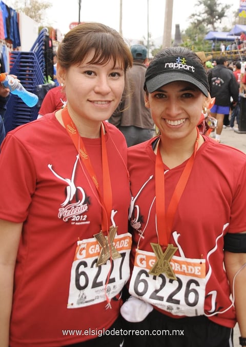 21112012 EN CARRERA ATLÉTICA.  Rocío y Tanya.