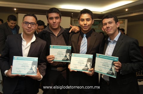 27112012 CONCURSO DE PERIODISMO.  Oswaldo, Juan, Carlos y Omar.