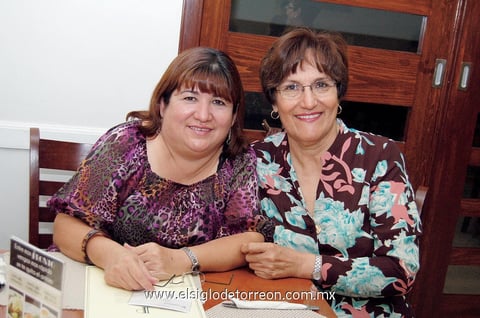27112012 EN UN CUMPLEAÃ±OS.  Chayito García y Alma de Hernández.