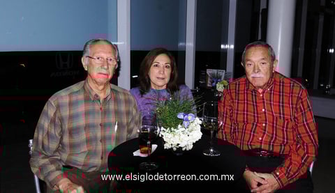 30112012 EN RECIENTE PRESENTACIÓN.  Jesús Ricardo González Orduña, Patricia Rojas de González y Guillermo Oviedo.