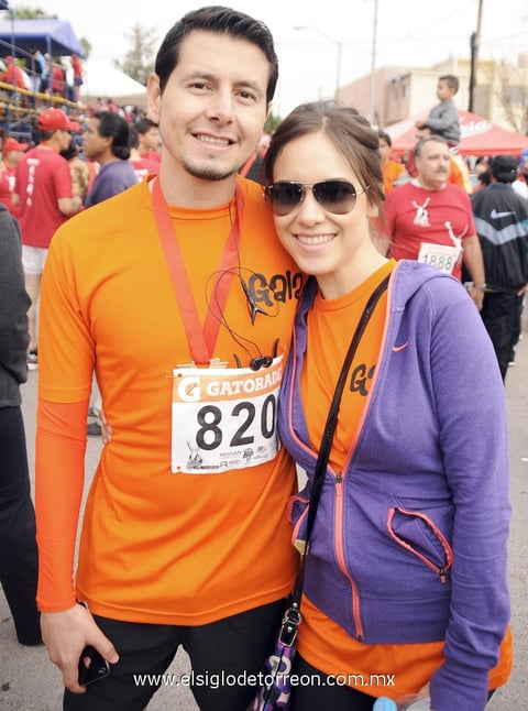 16112012 Arturo y Lorena.  Caminan, trotan y corren  En la Carrera 10 K Victoria  Alicia, Óscar, Rodrigo, Óscar, Pala, Javier y Valente.  Cristina, Pilar, Andrea, Ricardo y Fernando.  Iván, Regina, Lily, Chicho y Miguel.