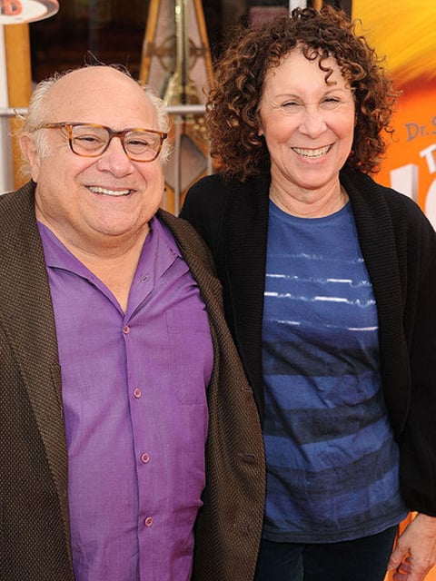 9 de octubre. Danny De Vito y Rhea Perlman se separan.Un vocero de De Vito dijo que la pareja estaba poniendo fin a su matrimonio después de 30 años.