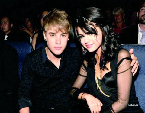 11 de noviembre. Los jóvenes artistas Justin Bieber y Selena Gómez decidieron poner punto final a su relación sentimental debido a lo complicado de sus respectivas agendas laborales.