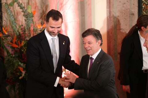 El príncipe de Asturias Felipe de Borbón  y el presidente de Colombia Juan Manuel Santos asistieron a una cena que ofrece el mandatario saliente de México, Felipe Calderón, en el Palacio Nacional.