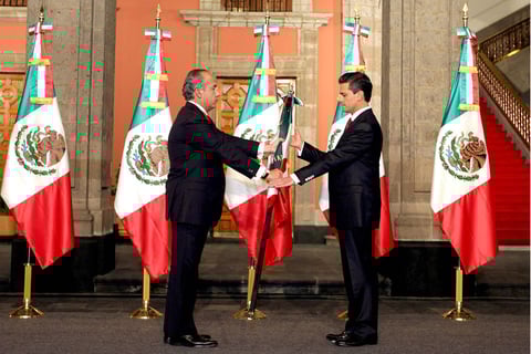 En el traspaso del poder, poco después de la medianoche del viernes al sábado, el mandatario saliente, Felipe Calderón, entregó la bandera de México a Peña, del Partido Revolucionario Institucional (PRI) y ganador de las elecciones del 1 de julio pasado, para simbolizar el relevo en la Presidencia.