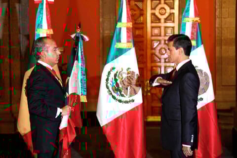 Con Peña Nieto, el PRI regresa al poder que ejerció durante siete décadas hasta el año 2000, cuando fue derrotado en las urnas por el Partido Acción Nacional (PAN), al que pertenecen Calderón y su predecesor, Vicente Fox.