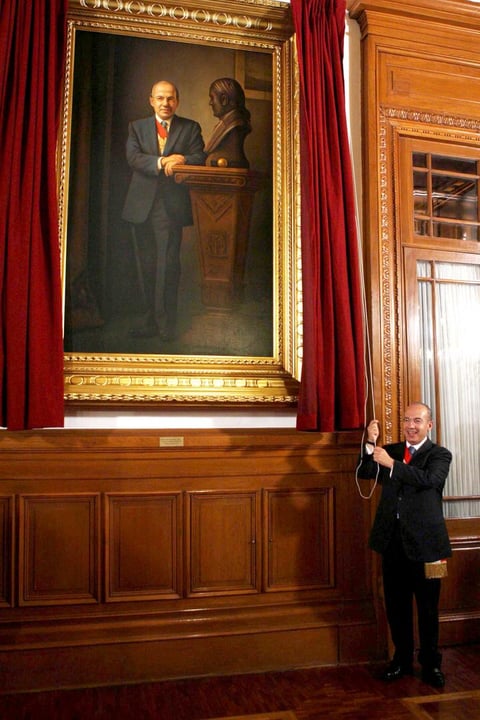 Felipe Calderón devela su cuadro en la galería de los presidentes.