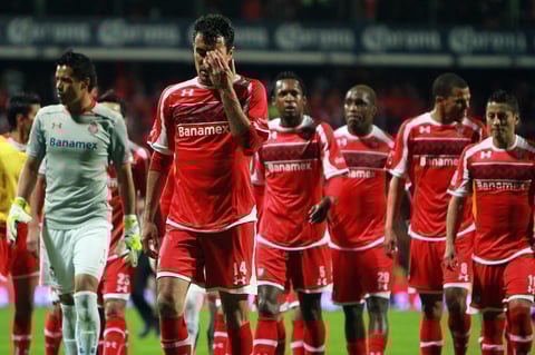El duelo se caracterizó por el enredo en la media cancha con fallas de uno y otro lado, sobre todo del Toluca, impreciso en su afán de buscar el gol que empatara el marcador