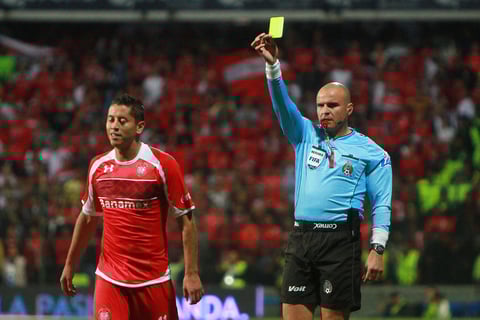 Francisco Chacon, arbitro central del partido dio tarjeta amarilla a Carlos Esquivel, de los diablos.