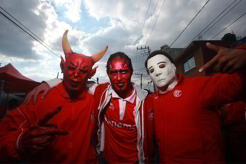 Caras pintadas con blanco y rojo, un estadio en el que se rebasa la capacidad y revendedores que hicieron su agosto, porque los precios se elevaron hasta las nubes.