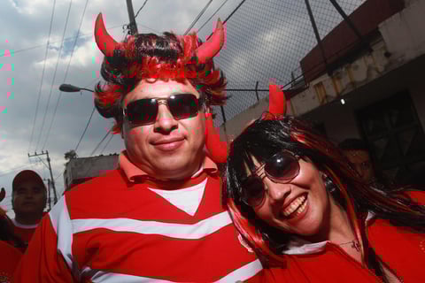 Máscaras de perro, banderas con el escudo de los Diablos Rojos, gritos, porras, bares repletos y calles vacías es el panorama que se pudo ver en la capital mexiquense a unos minutos de iniciar el encuentro entre Xolos de Tijuana y Toluca.