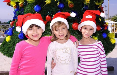 30112012 AndrÃ©s y Matteo.  Decoran Ã¡rbol de Navidad  Alumnos elaboran las esferas, cada una con valores Ana JosÃ©, Daniela y RocÃ­o.  Los alumnos elaboraron esferas y participaron en la decoraciÃ³n del Ã¡rbol de Navidad.  Camila, Macarena e InÃ©s.