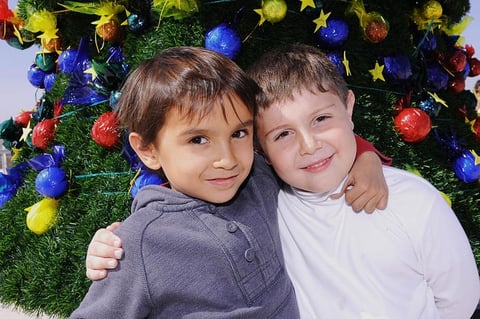 30112012 AndrÃ©s y Matteo.  Decoran Ã¡rbol de Navidad  Alumnos elaboran las esferas, cada una con valores Ana JosÃ©, Daniela y RocÃ­o.  Los alumnos elaboraron esferas y participaron en la decoraciÃ³n del Ã¡rbol de Navidad.  Camila, Macarena e InÃ©s.