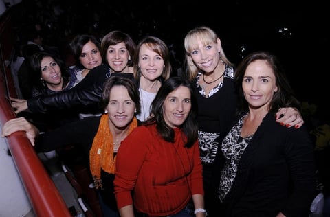30112012 Vanessa y Laura.  Camis, AnilÃº, Gaby, Marcela, Isabel, Paulina, Marcela y Nena, amigas desde hace 25 aÃ±os.  BrÃ­gida y Manuel.