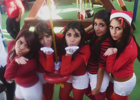 Chicas hermosas del Grupo de Baile del Colegio Español en Casa Hogar Del Padre Manuelito
