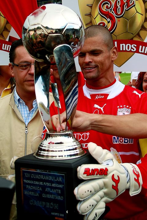 Con los Tuzos jugó 395 partidos, 394 como titular, 391 completos, en la primera división mexicana y ganó diez títulos nacionales e internacionales.