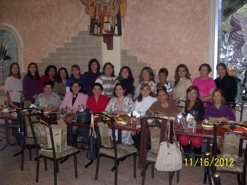 Profra. Leticia de la Cruz Guerrero en el convivio que le organizarón sus compañeras de la escela Sec. General no. 3 por su jubilación.