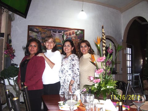 T.S. Cecilia Barrientos, Psic. Rosy Gamon y Amabilia Ordaz convivio para la Profra. Leticia de La Cruz  por su jubilación por 32 años de servicio en el Magisterio