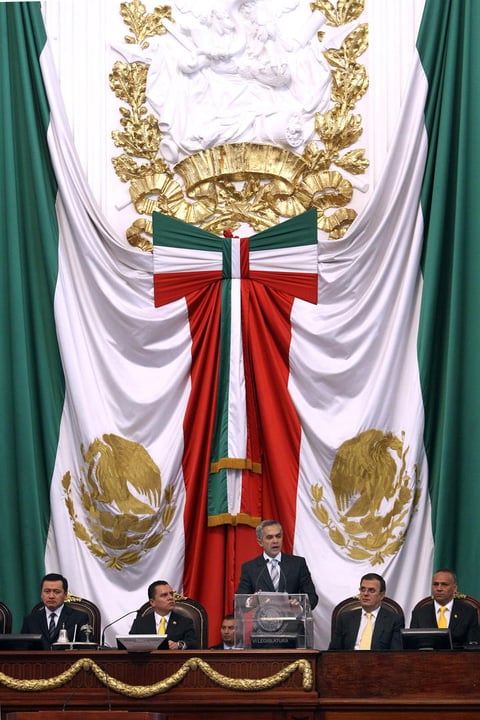 El nuevo alcalde, después de rendir su protesta ante la Asamblea Legislativa del Distrito Federal, dijo que a partir de hoy encabezaba una "nueva revolución pacífica para alcanzar los grandes cambios inaplazables".