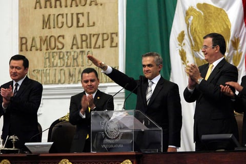 En el acto Marcelo Ebrard entregó el mando de la ciudad de México a Mancera, quien ganó por un amplio margen las elecciones del 1 de julio.