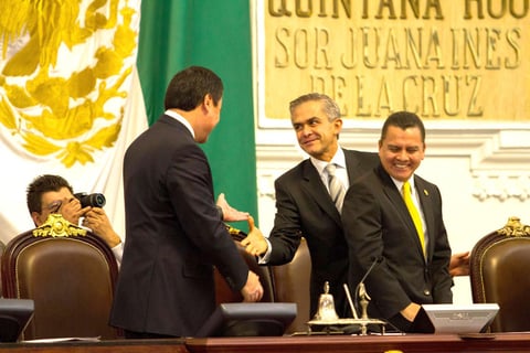 Miguel Angel Mancera, un ex procurador de la capital, asumió para un periodo de seis años como el nuevo alcalde de la ciudad de México, la urbe más poblada del país con unos 8.8 millones de personas para una población nacional de poco más de 112 millones de habitantes, según el último censo de 2010.