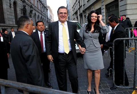 Marcelo Ebrard Casaubon llegó  acompañado de su esposa Rosalinda Bueso.