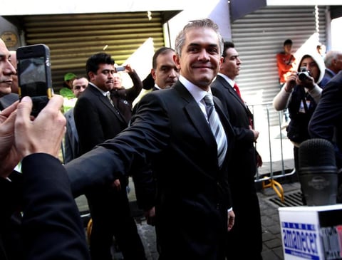 Mancera fue recibido con notas del Son de la Negra, porras y saludos de cientos de simpatizantes que se encontraban a las afueras del edificio de Donceles.