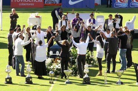 La ceremonia litúrgica,  estuvo enmarcada por un pequeño altar en la mitad del campo, en una cancha que fue adornada por los trofeos que obtuvo el equipo cuando Calero era guardameta.