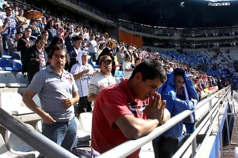 Entre cánticos, porras y aplausos se ofició la misa de cuerpo presente en la cancha del Estadio Hidalgo, donde miles de aficionados, amigos, directivos del club Pachuca y familiares, rindieron homenaje al arquero Miguel Calero.