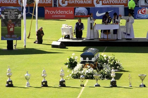 Al fin, como triunfador, lo hicieron sus compañeros dar la vuelta olímpica, la de los campeones, porque en la cancha estaban los trofeos que ganó, los cuatro de liga, igual de Concacaf y el de la Copa Sudamericana.