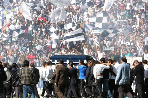 A su llegada al escenario, los aficionados recibieron un paliacate, en recuerdo al que utilizó por años amarrado a su cabeza el “Cóndor”; además, algunas personas portaron retratos, otros vistieron playeras con la foto o el número del guardameta y muchos más llegaron con flores.