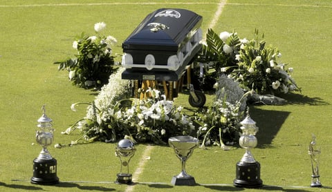 Entre cánticos, porras y aplausos miles de aficionados, amigos, directivos del club Pachuca y familiares, rindieron homenaje y se despidieron del portero Miguel Calero en el estadio Hidalgo.