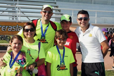 Fam Murra, y Omar (pollo) Ceballos triatlón dragons