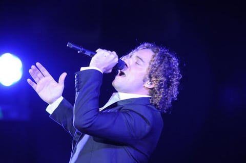9 de marzo. David Bisbal | debutó con éxito en la Comarca Lagunera. El concierto acústico que ofreció logró cautivar a tres mil 800 espectadores (cifra oficial), en su mayoría mujeres, que se dieron cita en el Coliseo Centenario