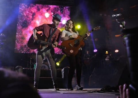 20 de abril. Jesse & Joy | triunfaron en Torreón. Los hermanos se presentaron con gran éxito en el Coliseo Centenario ante cuatro mil 500 laguneros (cifra oficial) que vivieron muy de cerca el amor y el desamor gracias a la propuesta de los artistas.