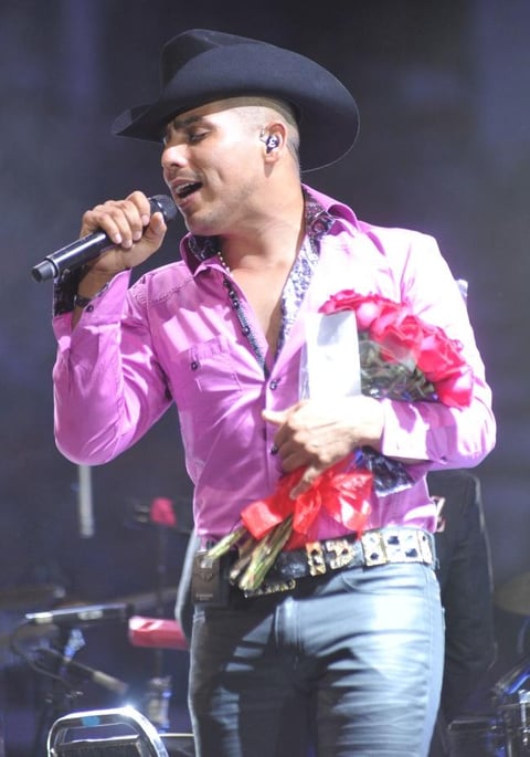 2 de junio. Espinoza Paz | Por primera vez Espinoza Paz visitó La Laguna. En punto de las 22:04 horas del 2 de junio dio inicio el tan esperado concierto en el Coliseo Centenario.